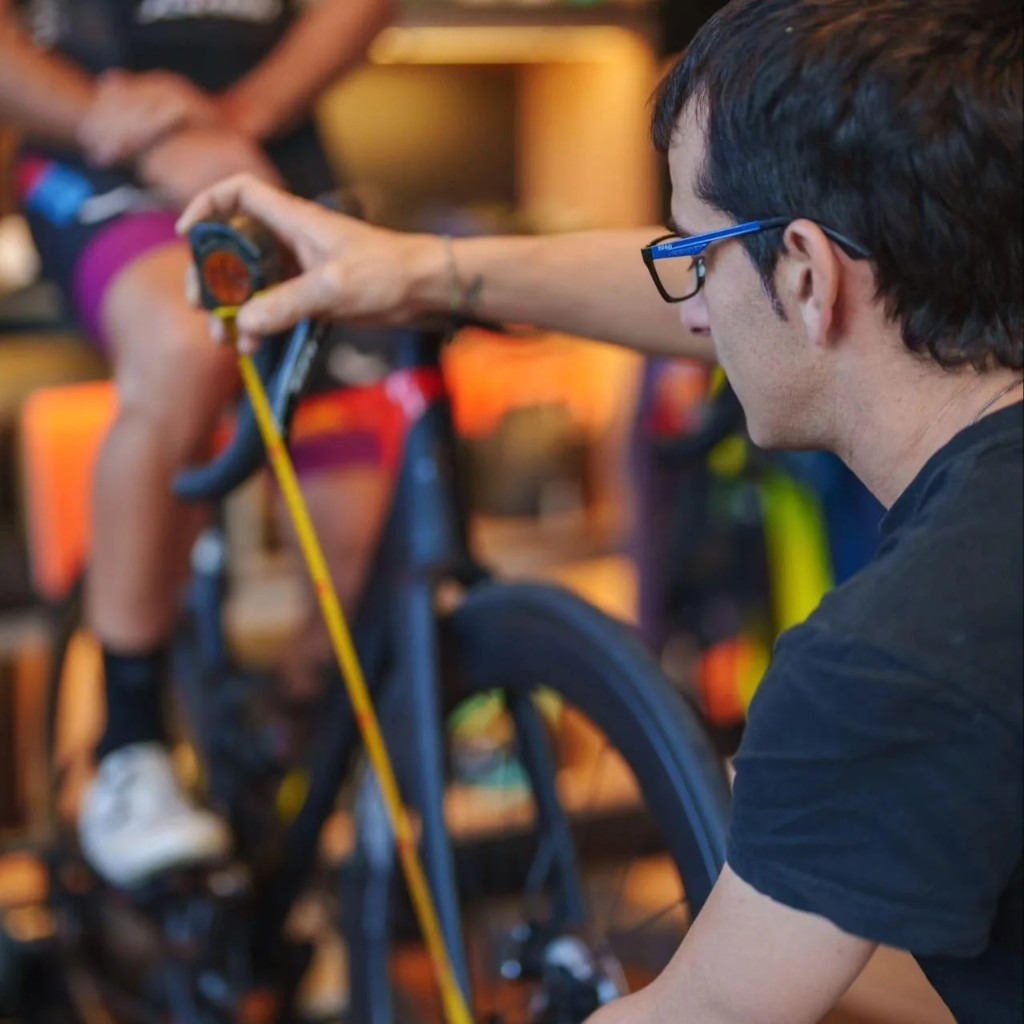 Gerardo Castro midiendo la posición en una sesión de BikeFit